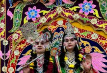 रामलीला में महारास, माखन लीला और फूलों की होली का मनोहारी मंचन देख श्रद्धालु हुए मंत्रमुग्ध Devotees were mesmerized by seeing the beautiful staging of Maharas Makhan Leela and Holi of flowers in Ramlila