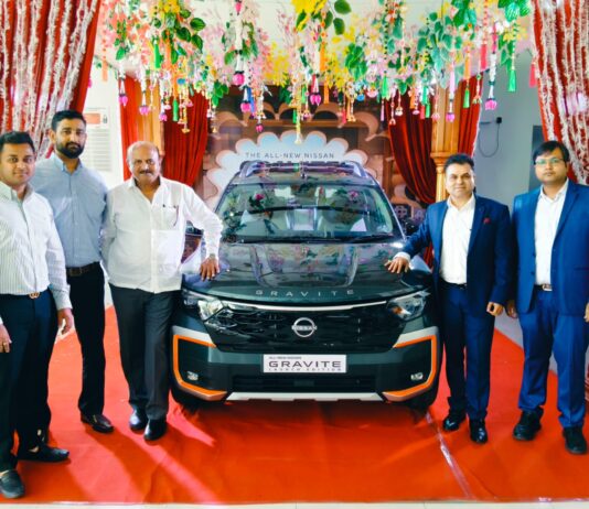 सूरत के प्रसिद्ध प्रमुख निसान शोरूम में ऑल-न्यू निसान ग्रेवाईट का भव्य लोंचिंग किया गया