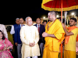 जगतगुरु सतीशाचार्य के दर्शन पाकर भाव-विभोर हुए मोहन भागवत, पैर छूकर लिया आशीर्वाद